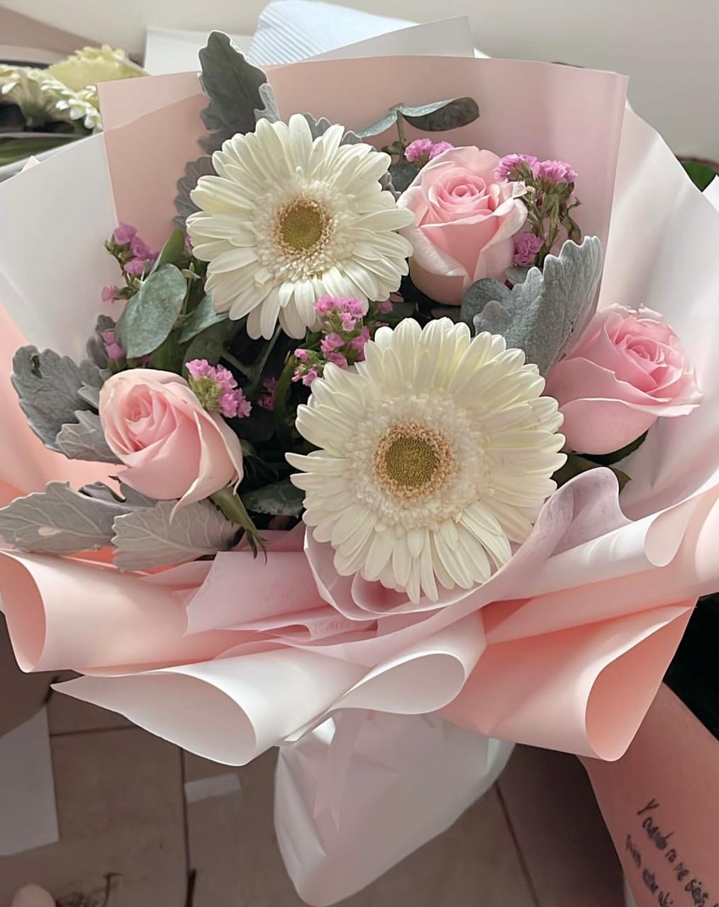 Gerberas, Rosas y Follaje